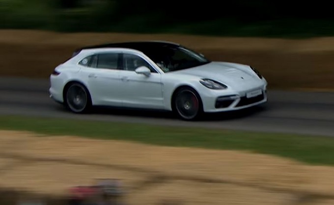 Porsche Panamera Sport Turismo, la sportività wagon in azione a Goodwood [VIDEO]