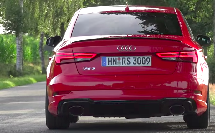 Audi RS3 Sedan 2017: spinge fino ai 284 km/h con i 400 cv [VIDEO]