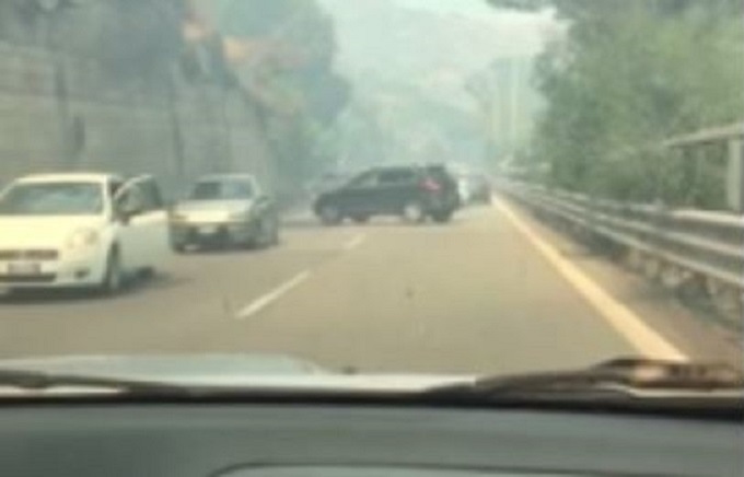 Taormina, l’incendio porta il fumo in autostrada: auto fanno inversione [VIDEO]