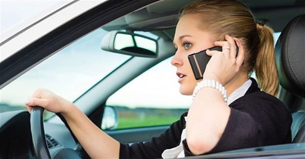 Telefono al volante: come evitare multe, sottrazione di punti e ritiro della patente