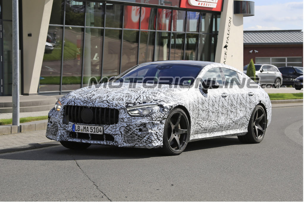 Mercedes-AMG GT 4 porte: inedite immagini svelano un look decisamente grintoso [FOTO SPIA]