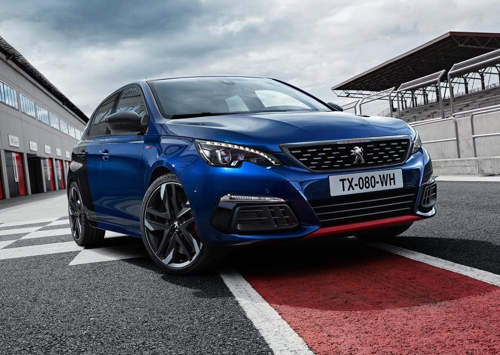 La nuova Peugeot 308 GTi sfida la 308 Racing Cup nel nuovo spot [VIDEO]