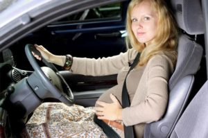 Guidare in gravidanza: 9 consigli per 9 mesi
