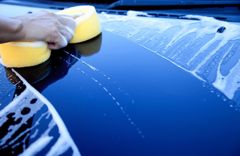 Come lavare correttamente l’auto: prelavaggio, lavaggio e asciugatura