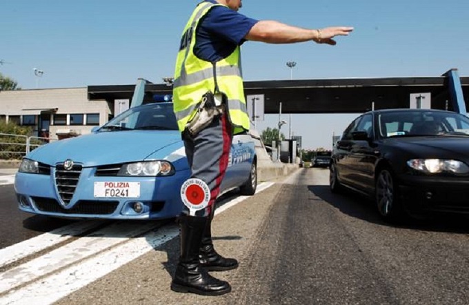 Rubavano nelle auto in sosta negli autogrill: arrestati tre ladri dalla polizia stradale di Novara