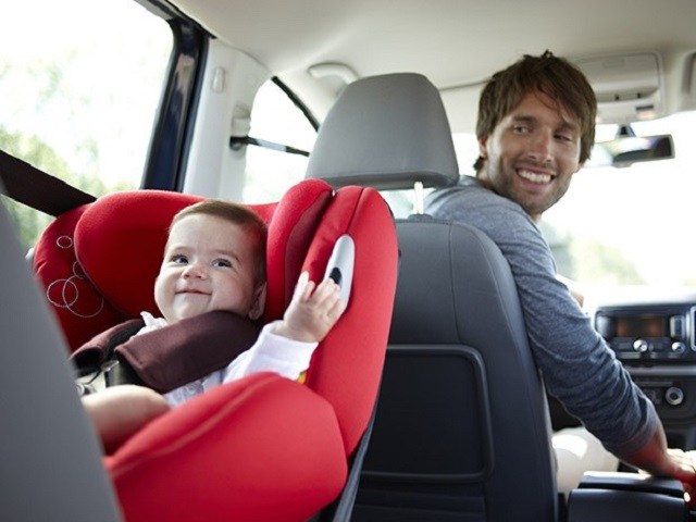 Test del TCS sui seggiolini per bambini: «In auto c'è poco spazio»