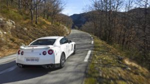 Viaggi in montagna: come guidare sulle strade tortuose con le auto moderne