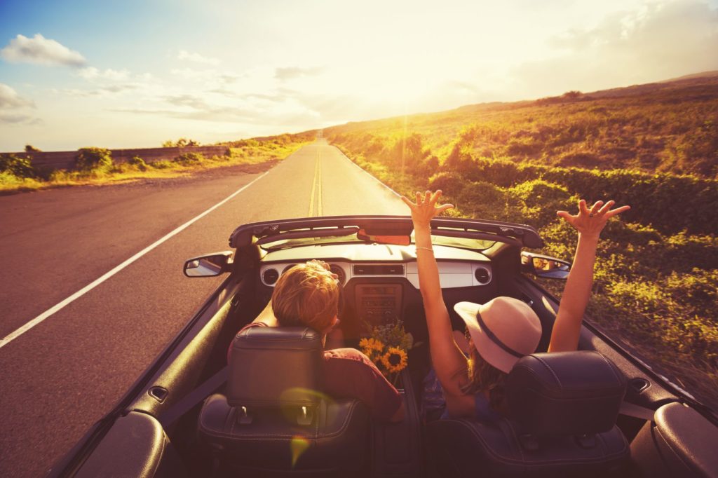 Viaggiare in auto al tramonto: consigli per la sicurezza