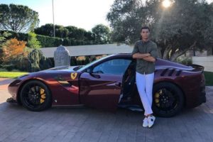 Cristiano Ronaldo si regala una nuova supercar: la Ferrari F12tdf