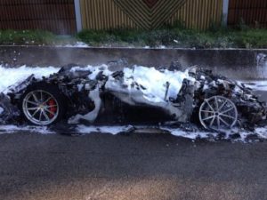 Una Ferrari F12tdf è stata divorata dalle fiamme sull’Autobahn tedesca