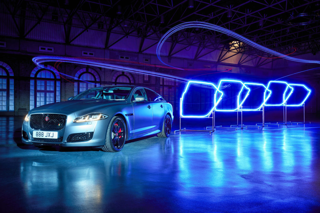Jaguar XJL protagonista di una speciale gara di volo con i droni [VIDEO]