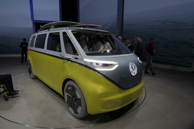 Volkswagen I.D. Buzz: torna il mitico Bulli ma in versione elettrica a Francoforte 2017 [FOTO LIVE]