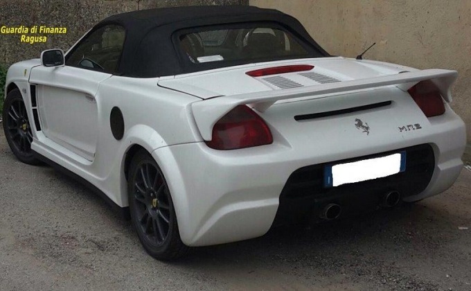 Ragusa, fermato alla guida di una “finta” Ferrari: era una Toyota MR2 modificata