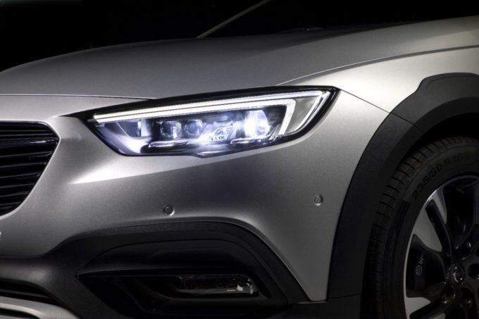 Opel: i fari IntelliLux LED matrix alleati contro il buio dell’inverno