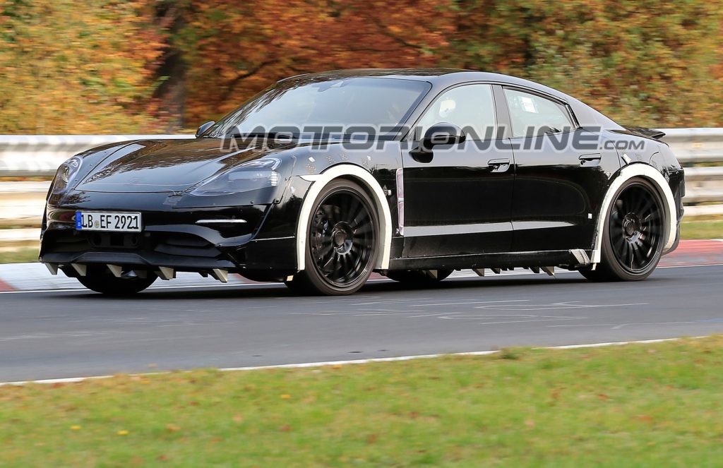 Porsche Mission E: la quattro porte elettrica sfreccia al Nurburgring [VIDEO SPIA]