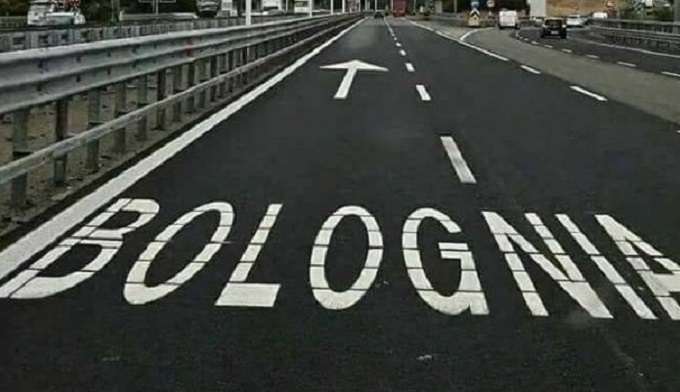 Refuso sulla tangenziale ovest di Milano: c’è una “i” di troppo sull’indicazione per Bologna