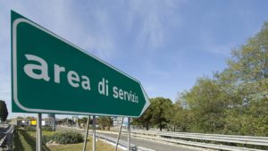 Area di servizio: i divieti da conoscere per evitare multe salate