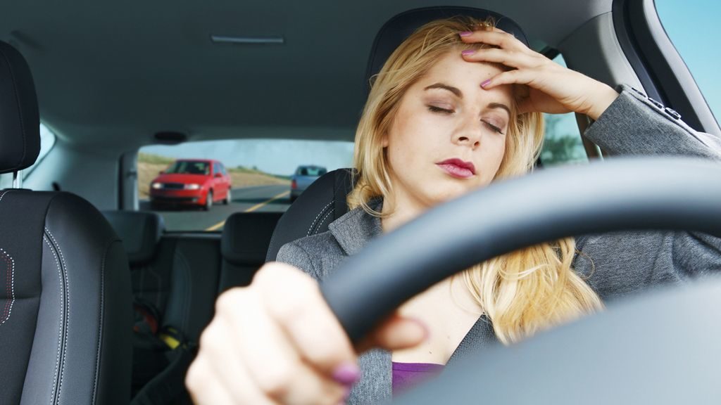 Mal di testa in auto: come evitare la cefalea al volante