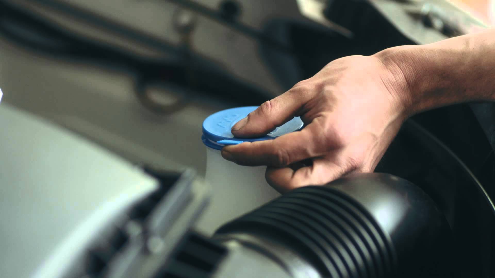 Tergicristalli: come rabboccare il liquido lavavetri e come sostituirli