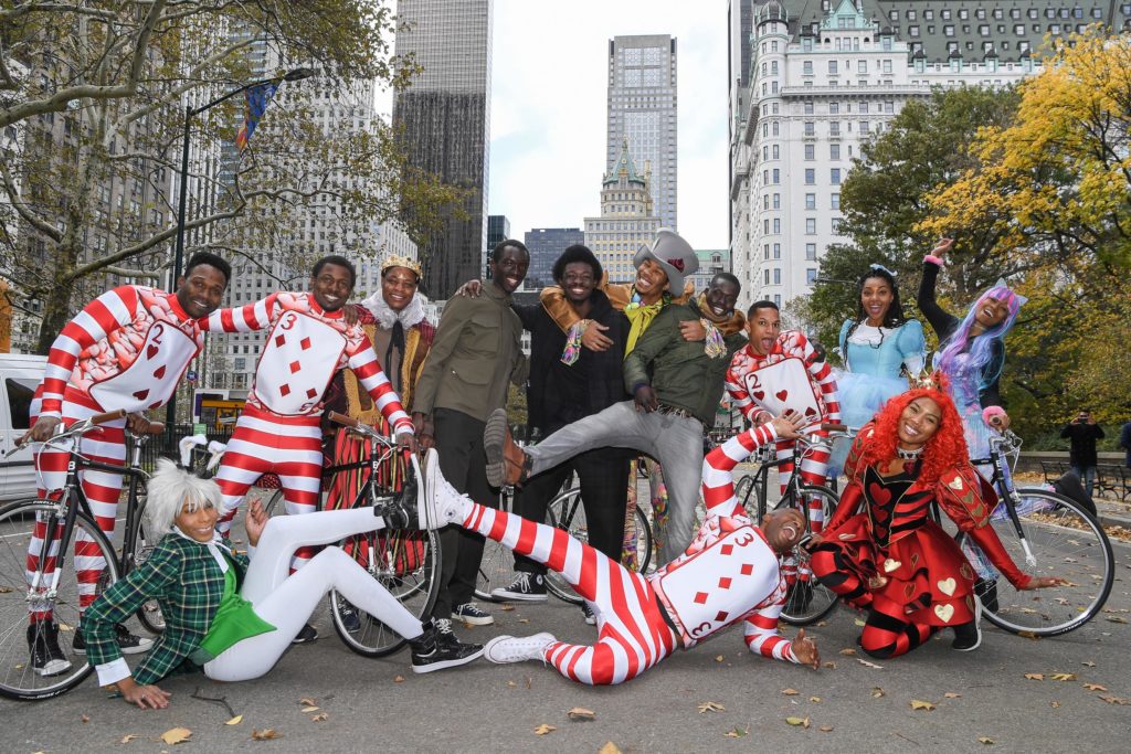 Alice in bici con Pirelli in Central Park per il Calendario 2018 [FOTO]