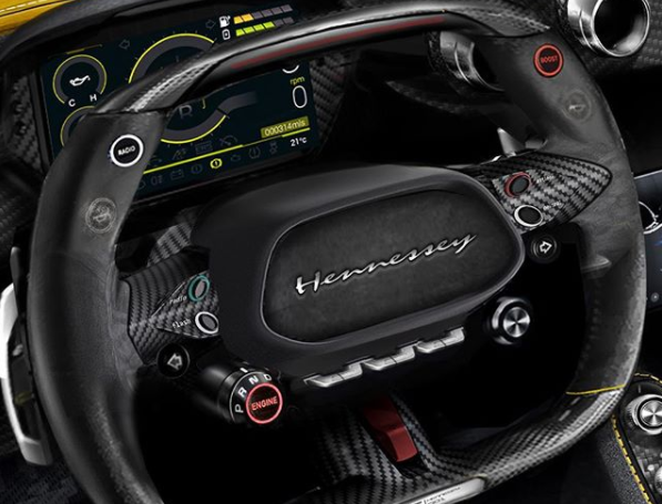 Hennessey Venom F5: il volante è un esempio di design e funzionalità