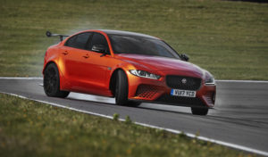 Jaguar XE SV Project 8: acuti di potenza sull’asfalto californiano [VIDEO]