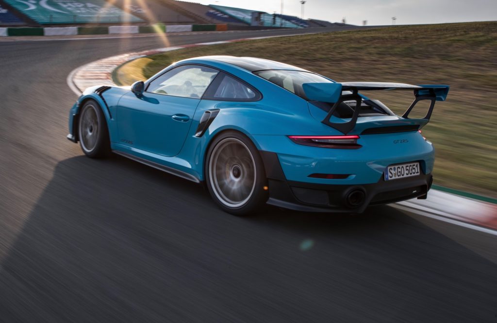 Porsche 911 GT2 RS: brutale e velocissima in pista [FOTO]