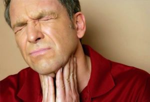 Mal di gola in auto: come evitarlo, cause e rimedi