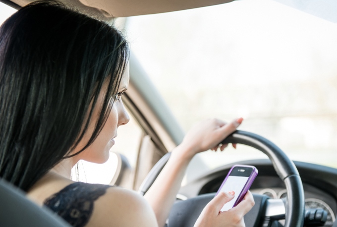 Smartphone alla guida: una cattiva abitudine che coinvolge tutti i giovani