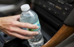 Viaggi in auto: quanto bere per evitare la disidratazione e gli eccessi
