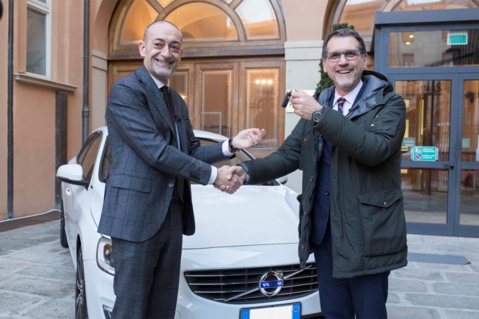 Volvo ha consegnato una V60 Twin Engine al Sindaco di Bologna