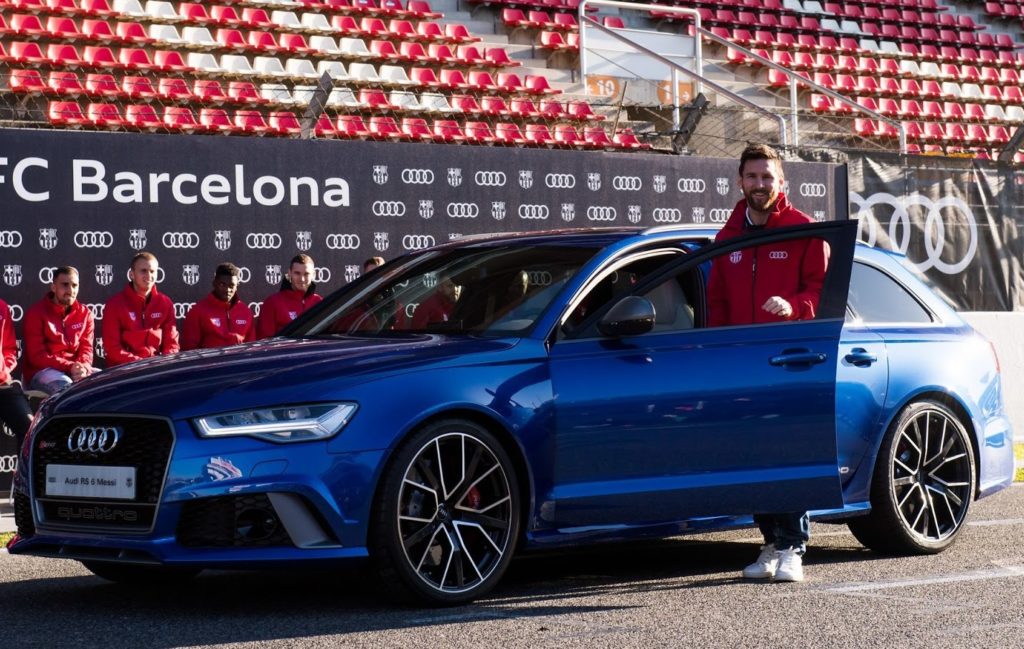 Audi, cerimonia di consegna in pista delle nuove auto ai calciatori del Barcellona [FOTO]