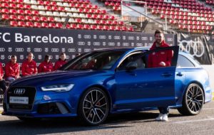 Audi, cerimonia di consegna in pista delle nuove auto ai calciatori del Barcellona [FOTO]