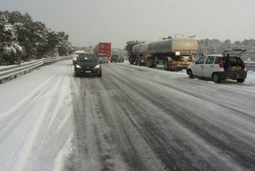 Neve e pioggia ghiacciata al Nord mandano in tilt la viabilità: disagi su strade e ferrovie