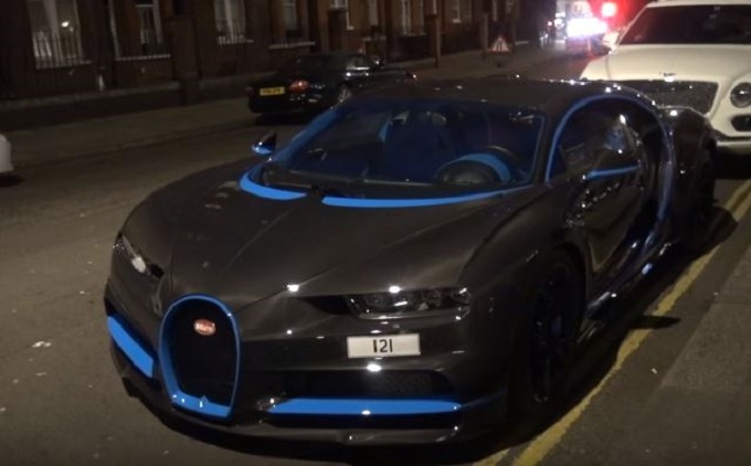 Bugatti Chiron avvistata a Londra con esclusiva livrea in fibra di carbonio [VIDEO]