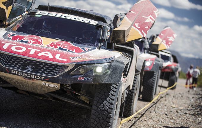 Peugeot alla Dakar, 13^ tappa: Sainz intravede il successo, sterzo rotto per Peterhansel [SPECIALE DAKAR]