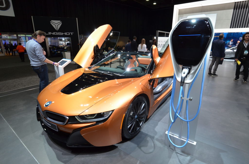 BMW i8 Roadster, la sportiva a cielo aperto al Salone di Detroit 2018 [VIDEO LIVE]