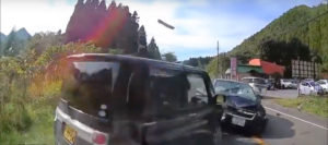 Subaru Impreza, incredibile incidente frontale con un Van [VIDEO]