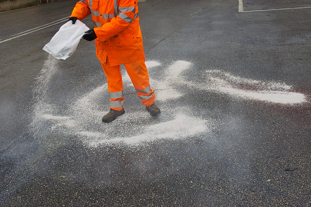 Perchè si sparge il sale sulle strade innevate?