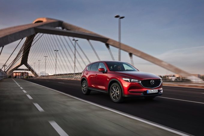 Mazda: gli automobilisti italiani continuano a preferire motori a combustione interna