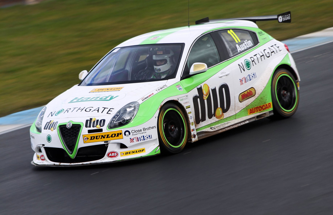 Alfa Romeo Giulietta BTCC in pista a Donington Park