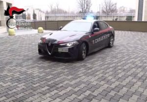 Alfa Romeo Giulia Quadrifoglio e Carabinieri: accoppiata “salva vita” in azione [VIDEO]