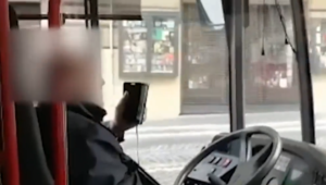 Autista di autobus videochiama mentre guida [VIDEO]