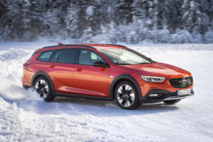 Opel Insignia Country Tourer regina sul ghiaccio con la trazione integrale hi-tech [FOTO]