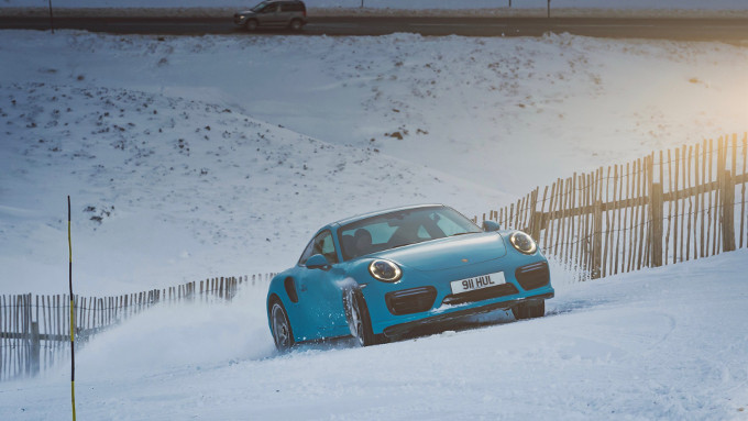 Porsche 911 Turbo S, scala la collina innevata [VIDEO]