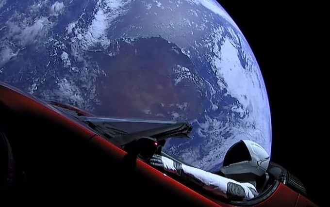La Tesla Roadster viaggia davvero verso Marte: lancio riuscito del razzo Falcon Heavy [VIDEO]