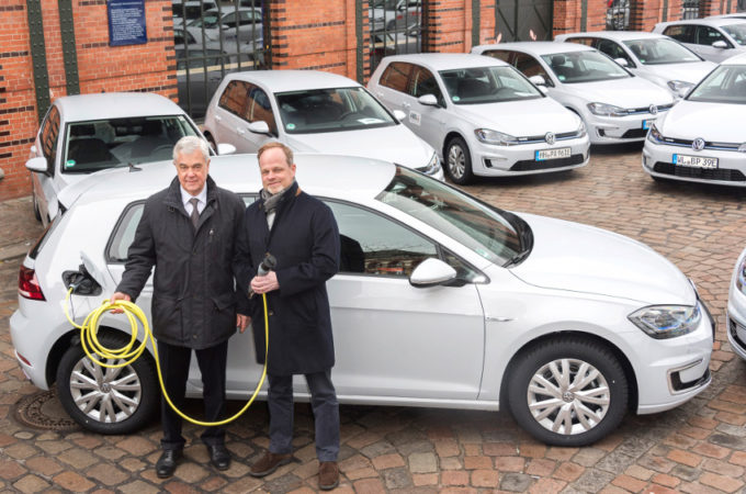 Volkswagen punta sull’elettrico: 50 e-Golf consegnate alla città di Amburgo