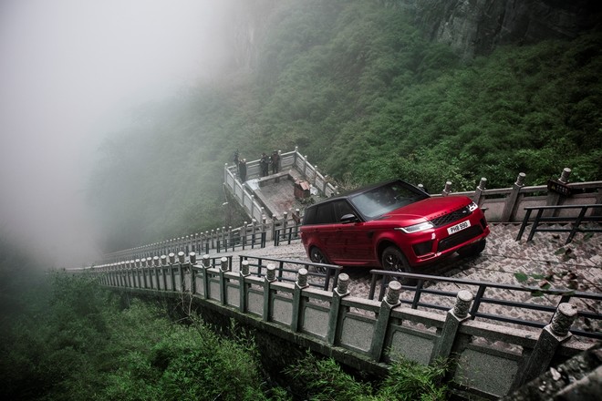 Range Rover Sport PHEV: il primo SUV a scalare la Porta del Cielo [VIDEO]