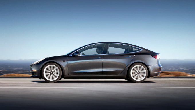 Tesla, in attesa del sistema di produzione automatizzato per la Model 3