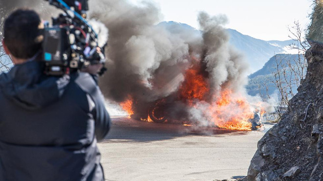 Top Gear, Chris Harris ed Eddie Jordan sono riusciti a scappare dall’auto in fiamme